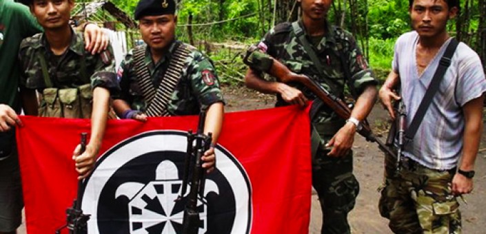 Birmania: miliziani del K.N.L.A., l'esercito di liberazione nazionale dell'etnia Karen in posa con il vessillo di Casa Pound