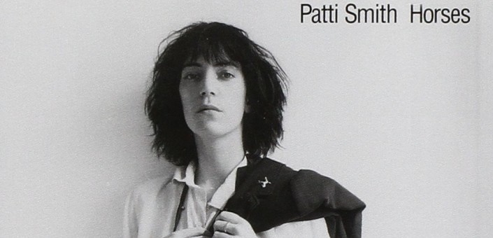Quarant'anni fa esce "Horses", prodotto da John Cale, il primo disco di Patti Smith, la foto della copertina è di Robert Mapplethorpe