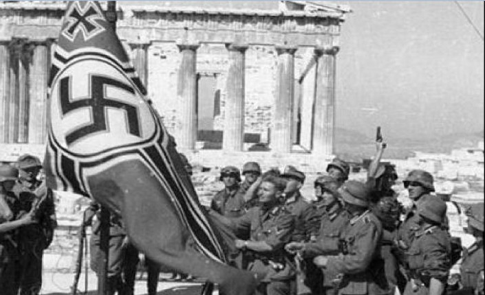 Aprile 1941. Le truppe tedesche izzano la bandiera nazista di fronte al Partenone