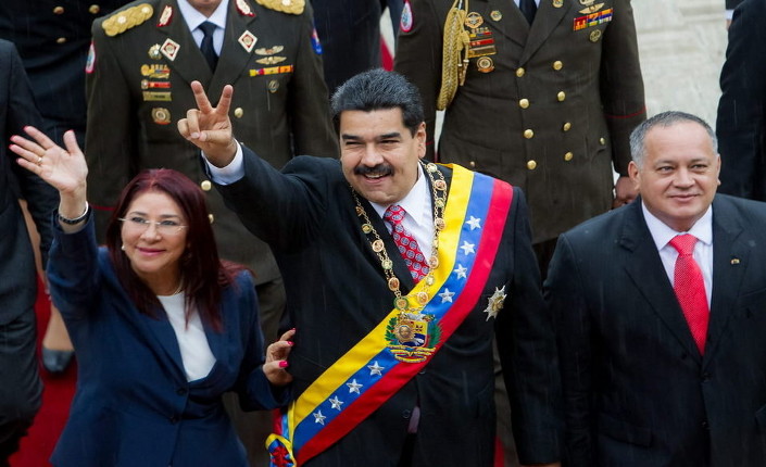 Il presidente del Venezuela, durante le celebrazioni per l'Indipendenza del paese, fa il segno di vittoria dopo aver saputo del risultato del referendum in Grecia