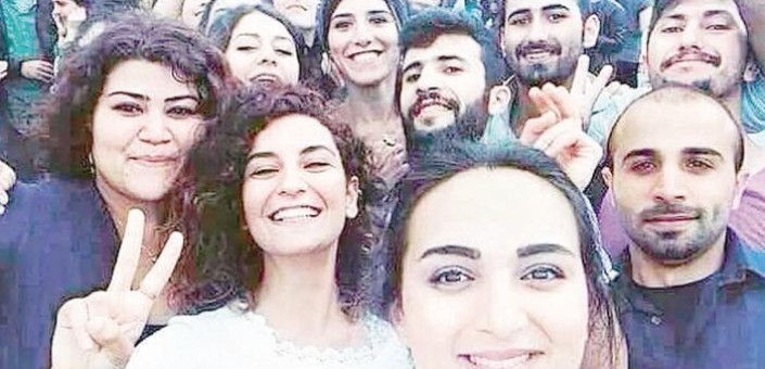 I giovani militanti di  sinistra ritratti in un selfie poco prima di morire per mano di un attentatore suicida