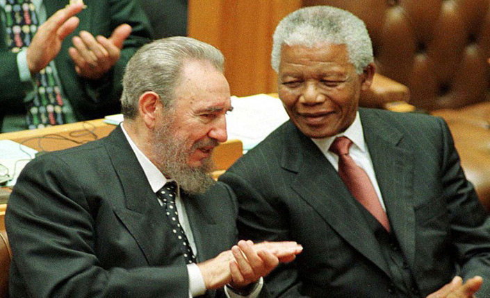 Fidel Castro con Nelson Mandela in Sudafrica, settembre 1998 (archivio)