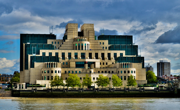 Londra, il quartier generale del MI6, Military Intelligence britannica, sezione 6