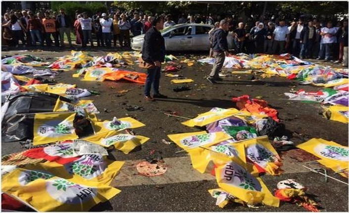 i corpi delle e dei manifestanti uccisi coperti con le bandiera dell'Hdp