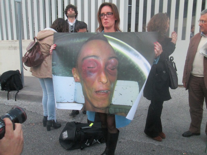 La protesta di Ilaria Cucchi dopo la lettura della sentenza del primo processo d'appello