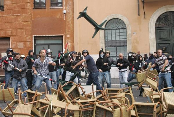 29 ottobre 2008, la "squadra" del cuore in azione contro gli studenti a piazza Navona