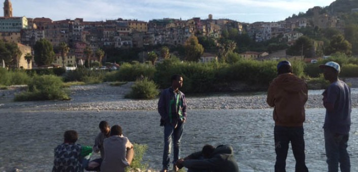 I migranti in attesa alla foce del fiume Roia