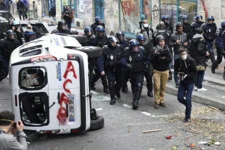 882183-les-forces-de-l-ordre-lors-d-une-manifestation-de-militants-antifascistes-a-paris-le-4-juin-2016