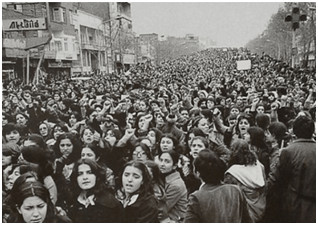 Marzo 1980. A Teherán  le donne marciano contro l'imposizione del velo