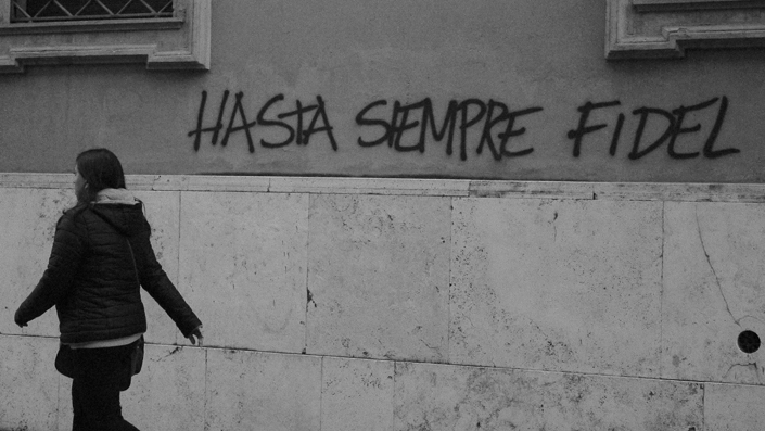 Foto Andrea Zennaro/ su un muro di Roma, durante un corteo per il No al referendum, spunta una scritta all'indomani della morte di Fidel
