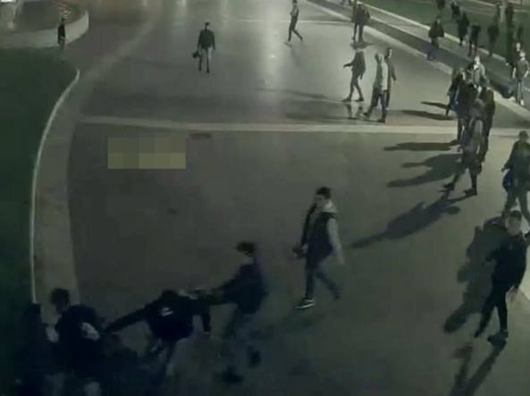 dal video dell'aggressione di piazza, immagine diffusa dai carabinieri