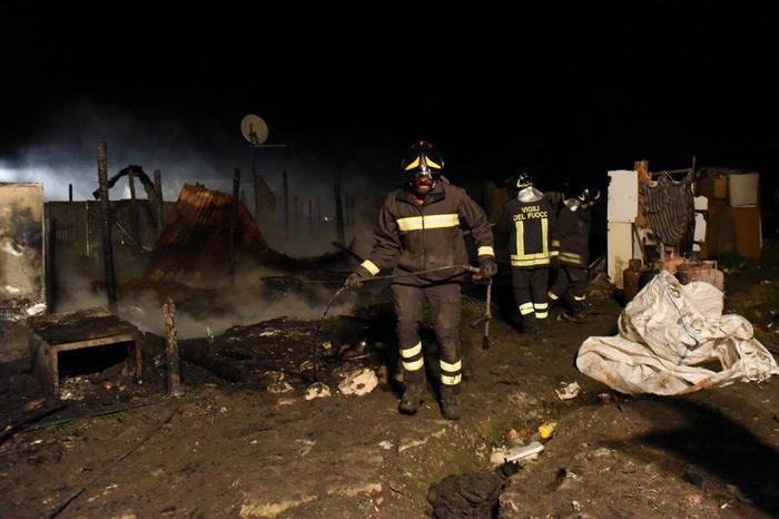 FOGGIA 2 MORTI NELL?INCENDIO DI QUESTA NOTTE AL GHETTO DI RIGNANO FOTO FRANCO CAUTILLO?