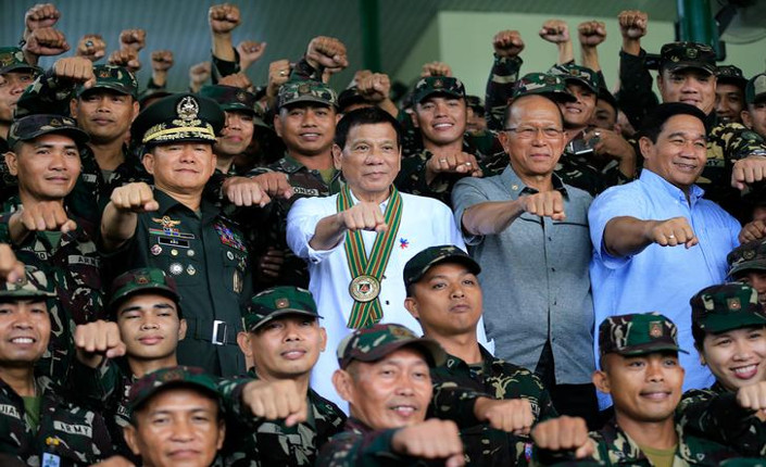 il presidente Dutere con il suo esercito di stupratori