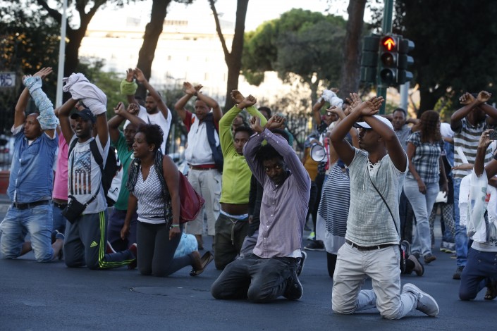 Roma, scontri a Piazza Indipendenza: polizia sgombera i migranti