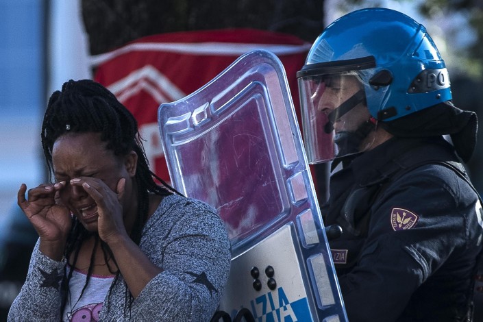 Migranti sgomberati a Roma: "Vergogna, vogliamo solo casa"