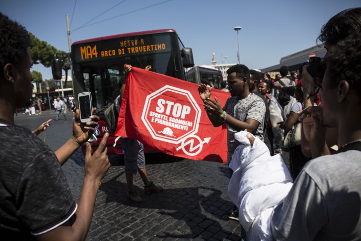 Migranti bloccano traffico in Piazza dei Cinquecento