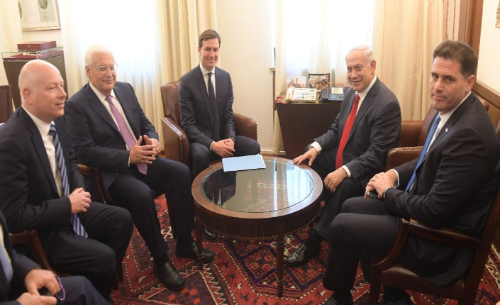 Da sinistra: David Greenblatt, David Friedman, Jared Kushner, Benjamin Netanyahu e l’ambasciatore di Israele in USA Ron Derm  