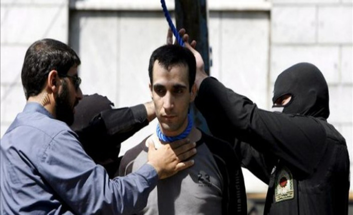 Preparazione di una esecuzione pubblica in Iran. Foto EFE
