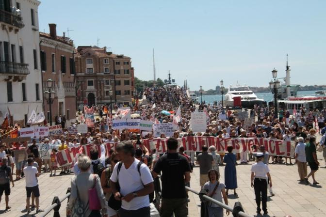 venezia_mi_no_vado_via_._a_migliaia_contro_l_invasione_di_turisti
