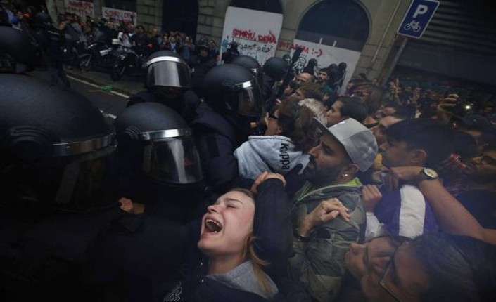 01 La polizia impedisce ai catalani l'accesso ai seggi