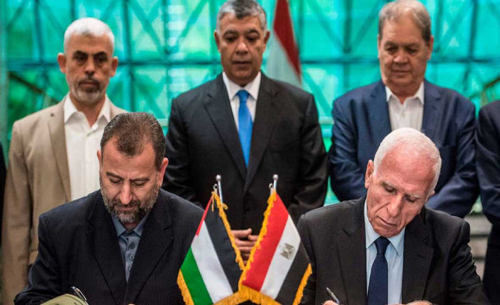 Azzam al-Ahmad, di Fatah (a destra) e Saleh al-Arouri, di Hamas, firmano l'accordo tra le parti. Il Cairo, 12 ottobre 2017