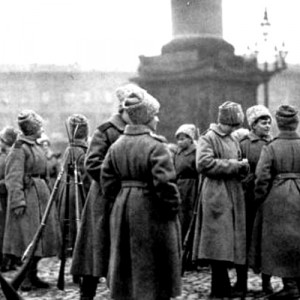 Soldatesse del battaglione della morte di guardia al Palazzo d'inverno nel novembre 1917. In hp l'assalto al palazzo nella ricostruzione di Eisenstejn