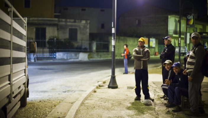 L'alba ancora non è arrivata. Alcuni immigrati attendono l'arrivo dei caporali a Villa Literno.