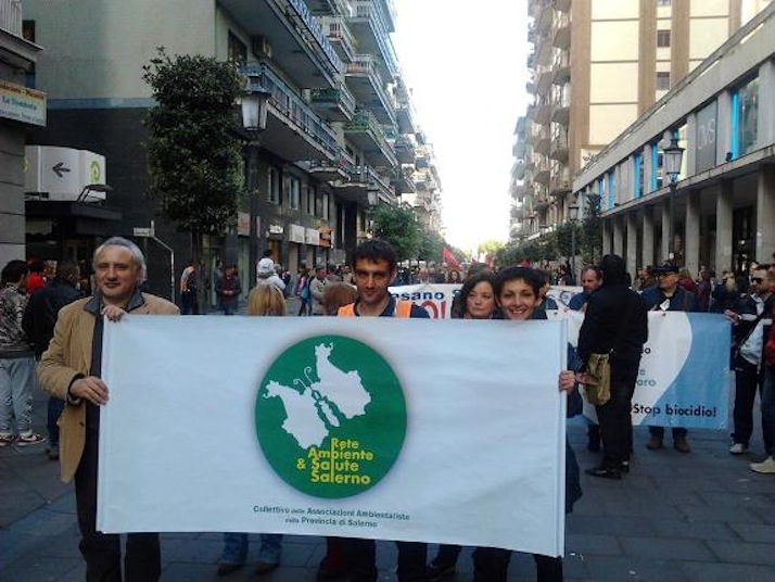 Il corteo per l'ambiente e la salute tenutosi il primo maggio 2014 a Salerno. Presente una delegazione del Codacons Vallo di Diano.