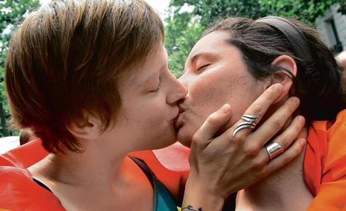 Scuola cattolica e paritaria di Trento epura insegnante lesbica