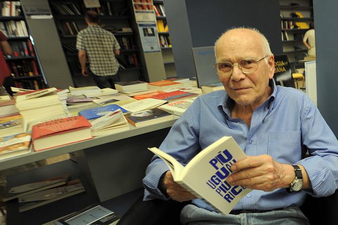 Gianni Loffredo, proprietario della libreria, che ha chiuso, nel quartiere Vomero, a Napoli.