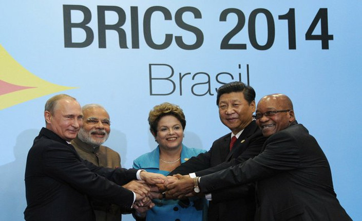 I cinque leader del BRICS durante il VI summit a Fortaleza, lo scorso 15 luglio. Da sinistra: Vladimir Putin, presidente della Federazione russa - Narendra Modi, primo ministro dell'India - Dilma Rousseff, presidente del Brasile - Xi Jinping, presidente della Repubblica popolare cinese - Jacob Zuma, presidente del Sudafrica.