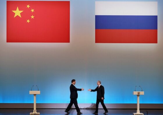 Stretta di mano dopo l'accordo raggiunto tra il presidente russo Vladimir Putin e quello cinese Xi Jinping.