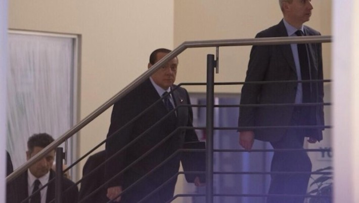 Silvio Berlusconi entra nella sede del Pd al largo del Nazareno per incontrare Matteo Renzi, con cui siglerà un patto segreto sulle riforme costituzionali, la riforma elettorale e (si sospetta) la futura linea politica del governo.