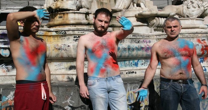 La performance di Diversamente uguali dal titolo: “Basta non ci violentate, ora fermatevi”. Da sinistra a destra: Giuseppe Sbrescia, Alessandro Fiore e Pino de Stasio. (foto di Giulia Sirigatti)