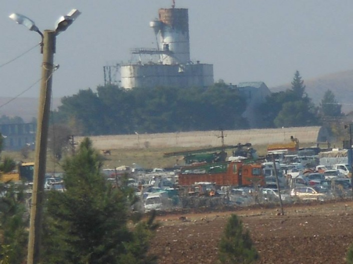 Macchine abbandonate dai profughi di kobane in fuga