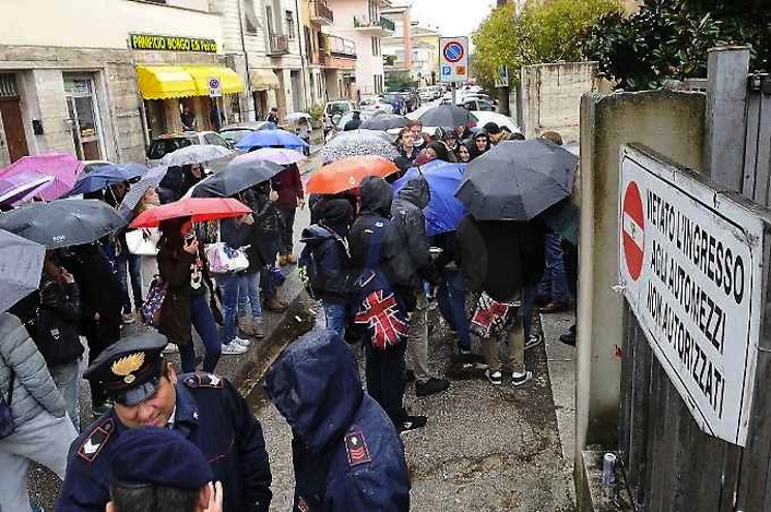 La protesta degli studenti di fronte al palazzo della Provincia.