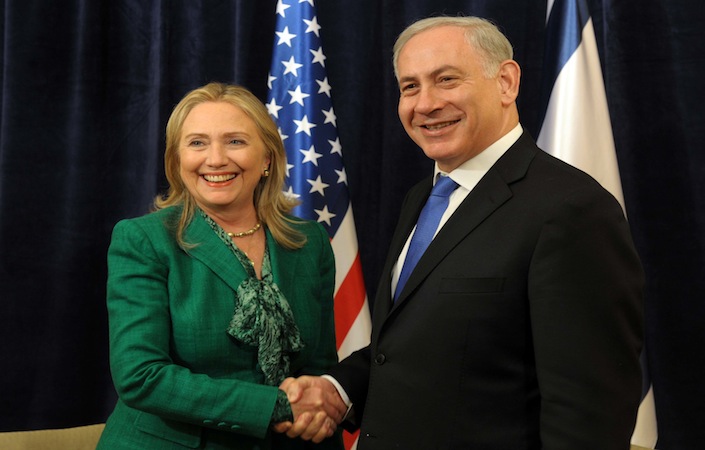 Hillary Clinton stringe la mano al primo ministro israeliano Benjamin Netanyahu. L'ex segretario di Stato è accusata di essere sempre stata troppo indulgente nei confronti di Israele.