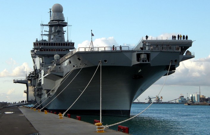 La portaerei Cavour ormeggiata a Civitavecchia