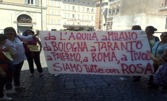 donne con rosa