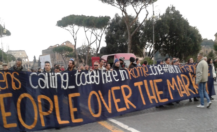 Lo striscione dei movimenti mentre si dirigono in via IV Novembre