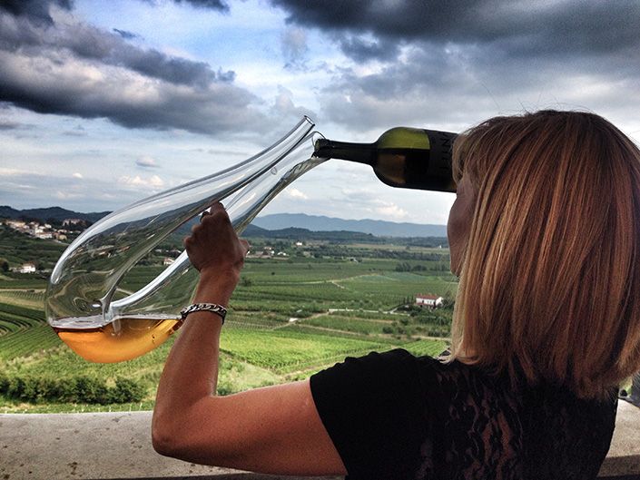 Lunar: dalla bottiglia al decanter per apprezzarne meglio profumi e fragranza. Sullo sfondo il Collio sloveno