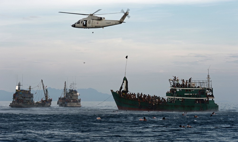 14/05/2015. Elicottero dell'esercito thailandese lancia cibo ai migranti abbandonati dagli scafisti nel mare delle Andamane, ma il governo thailandese ne rifiuta l'accoglienza (foto ARCHAMBAULT)