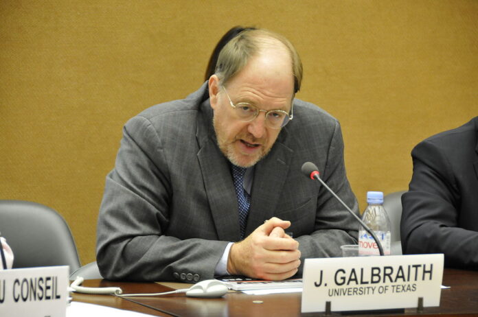 1200px-Professor_James_Galbraith,_University_of_Texas_(8008828507) James Kenneth Galbraith, economista americano vicino al ministro greco dell'economia Varoufakis, critica la rigidità del Fmi ed invita le organizzazioni internazionali ed i creditori a condizioni ragionevoli per la ristrutturazione del debito greco ("Professor James Galbraith, University of Texas (8008828507)" di UNCTAD - Professor James Galbraith, University of TexasUploaded by russavia. Con licenza CC BY-SA 2.0 tramite Wikimedia Commons - https://commons.wikimedia.org/wiki/File:Professor_James_Galbraith,_University_of_Texas_(8008828507).jpg#/media/File:Professor_James_Galbraith,_University_of_Texas_(8008828507).jpg