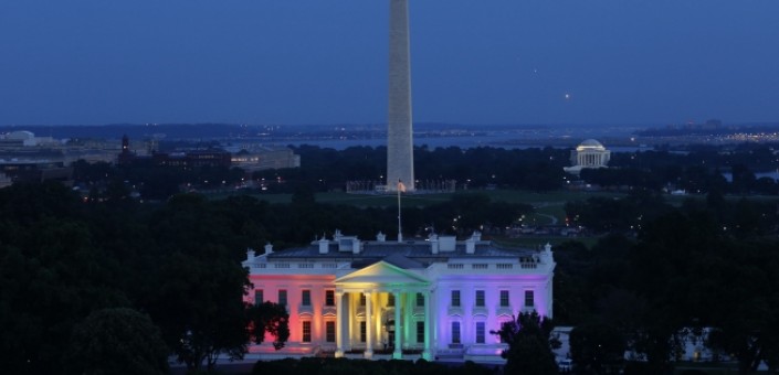 Washingto: alla notizia del verdetto favorevole al matrimonio tra persone dello stesso sesso emesso dalla Corte Suprema, la Casa Bianca è stata illuminata con i colori dell'arcobaleno simbolo della lotta delle persone omosessuali per il riconoscimento dei propri diritti civili