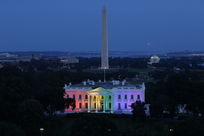whr Washingto: alla notizia del verdetto favorevole al matrimonio tra persone dello stesso sesso emesso dalla Corte suprema, la Casa Bianca è stata illuminata con i colori dell'arcobaleno simbolo della lotta delle persone omosessuali per il riconoscimento dei propri diritti civili