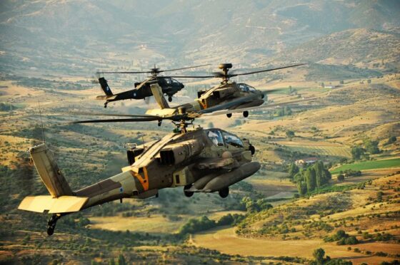 Flickr_-_Israel_Defense_Forces_-_Apache_Helicopters_Overlooking_Greece