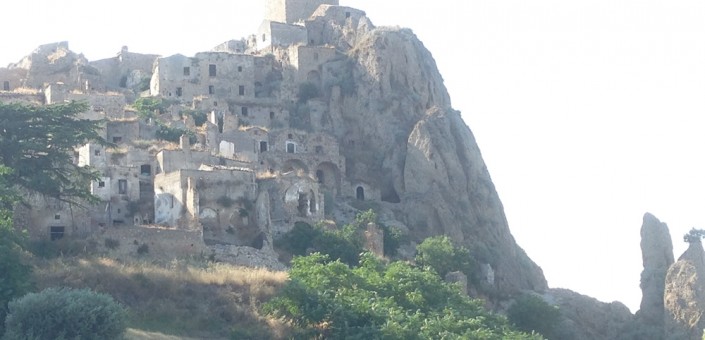 Nell'immagine, l'abitato abbandonato di Craco, in un certo senso il simbolo della narrazione di questo angolo di Lucania