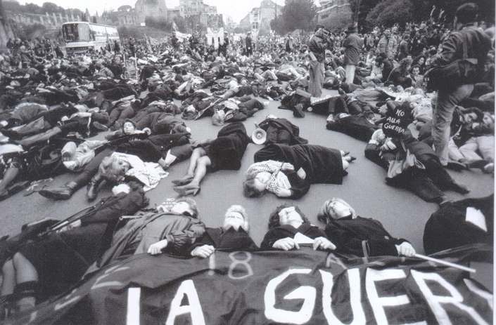 Gennaio 1991, la Guerra del Golfo in Iraq. Ecco lo straordinario colpo d’occhio dei manifestanti distesi sul selciato in via dei Fori Imperiali a simulare le conseguenze della guerra. Era l'aprile di 25 anni fa