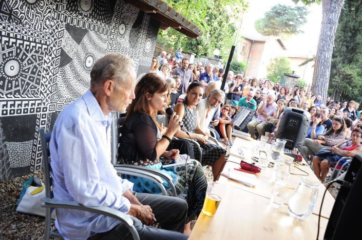 Isabella Borghese nel corso di un evento con Erri De Luca