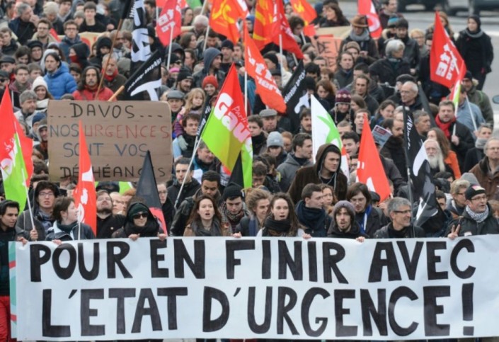 845616-plusieurs-centaines-de-personnes-defilent-a-rennes-contre-l-etat-d-urgence-le-23-janvier-2016